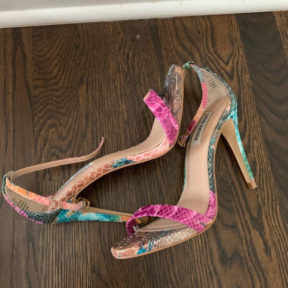 Snakeskin multi color design shoe. Steve Madden.